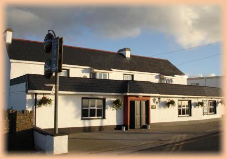 Hopper Inn Bar & Guest Accommodation Ballynaskreena Exterior photo
